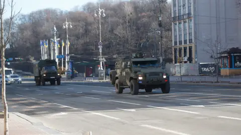 Vehículos blindados ucranianos transitan por una calle de Kiev, Ucrania Vehículos blindados ucranianos transitan por una calle de Kiev, Ucrania