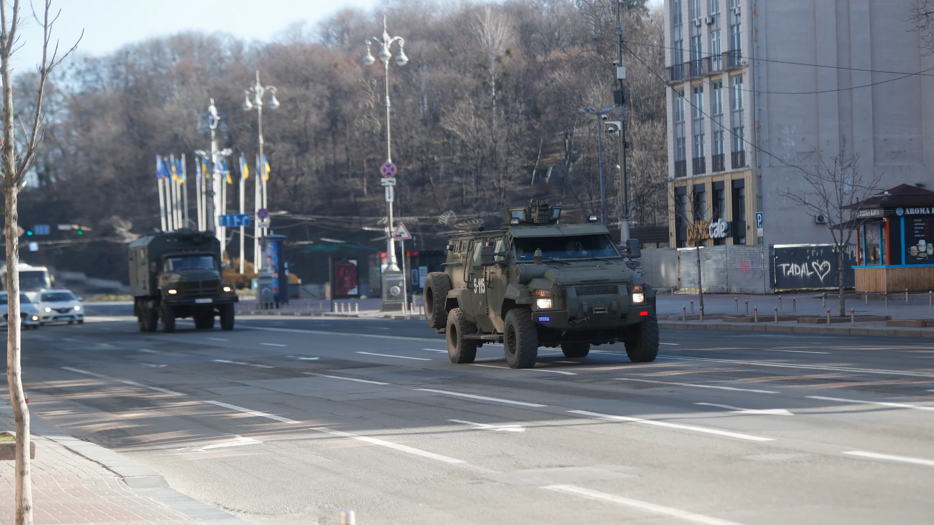 Vehículos blindados ucranianos transitan por una calle de Kiev, Ucrania