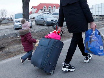 Un adulto y un niño huyendo de Ucrania