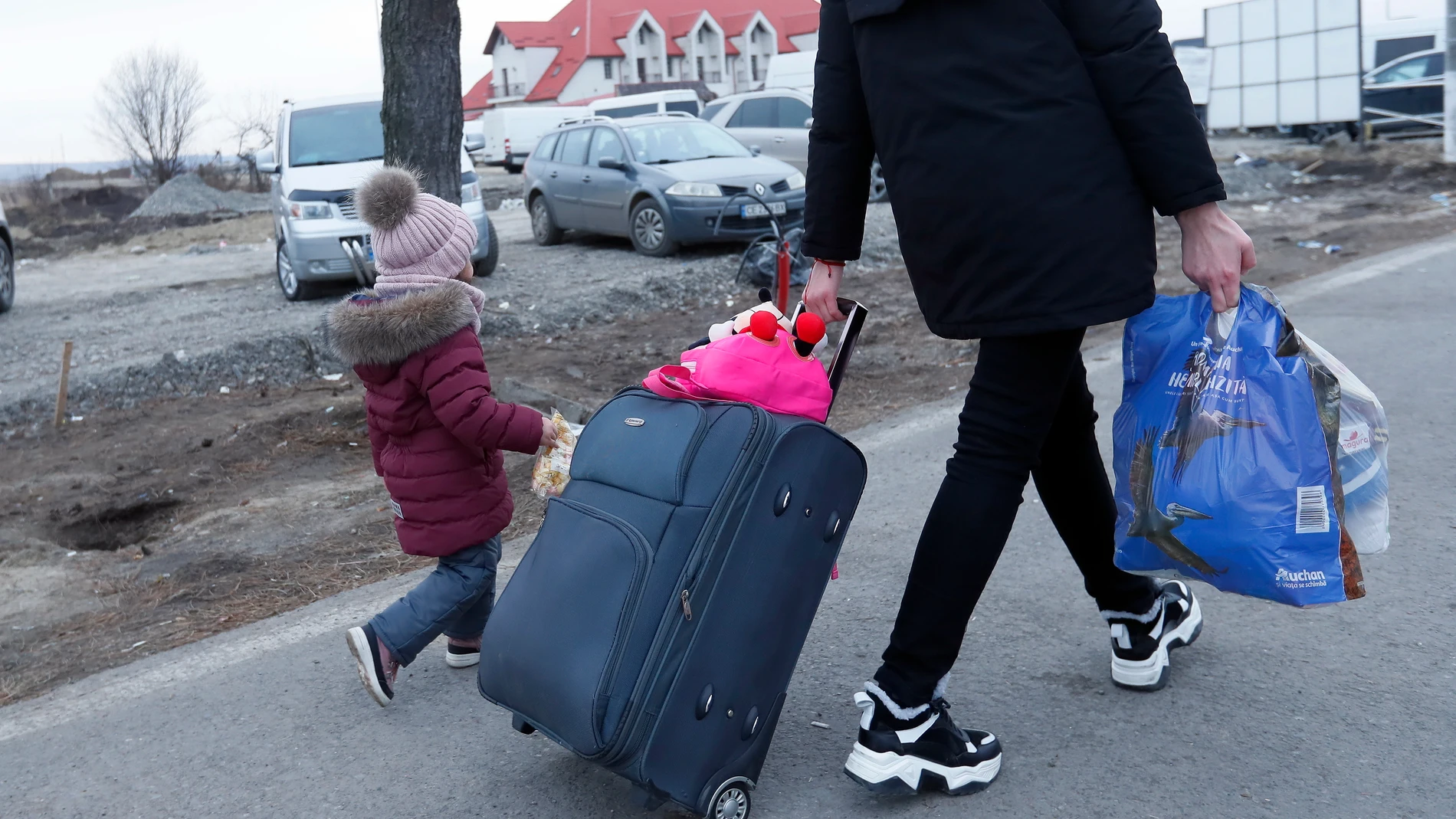 Un adulto y un niño huyendo de Ucrania