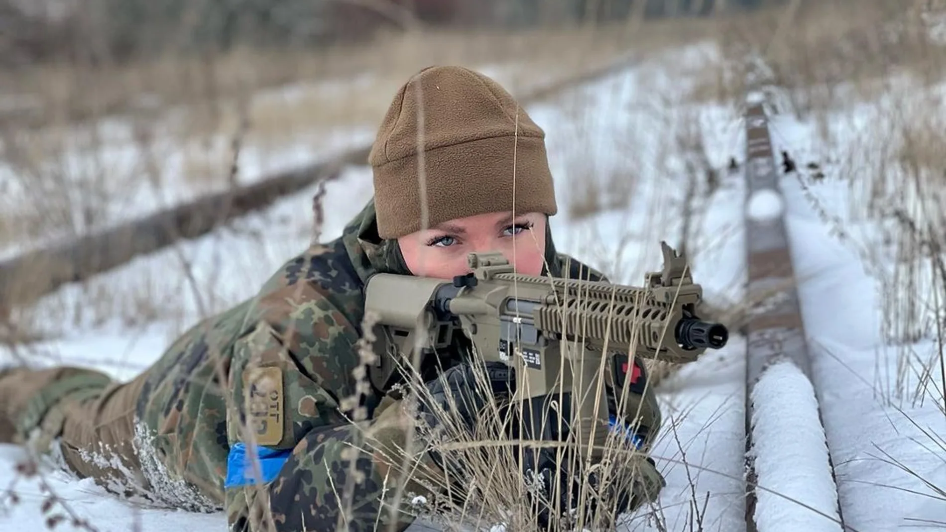 Cambia los certámenes de belleza por una AK-47 para defender a Ucrania: así es la miss comprometida con su país Cambia los certámenes de belleza por una AK-47 para defender a Ucrania: así es la miss comprometida con su país