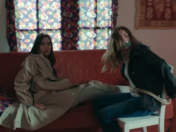 Asya y Derin, de nuevo, cara a cara: ¡Faruk y Nazan secuestran también a la doctora! Asya y Derin, de nuevo, cara a cara: ¡Faruk y Nazan secuestran también a la doctora!