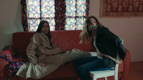 Asya y Derin, de nuevo, cara a cara: ¡Faruk y Nazan secuestran también a la doctora! Faruk y Nazan tienen ahora una nueva víctima: ¡La doctora Asya!