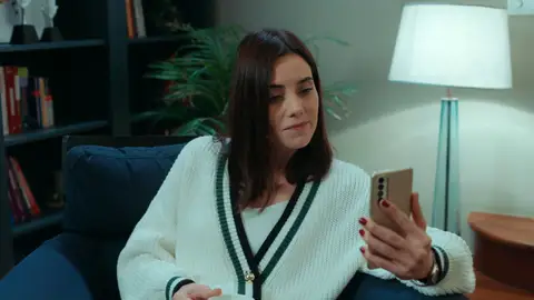 Sinan le vuelve a proponer a Asya que se vaya con él a Australia: "Quizás sea el momento de un nuevo comienzo" Asya no está pasando por su mejor momento, pero Sinan es capaz de mostrarle un poco de luz hasta en sus días más oscuros.