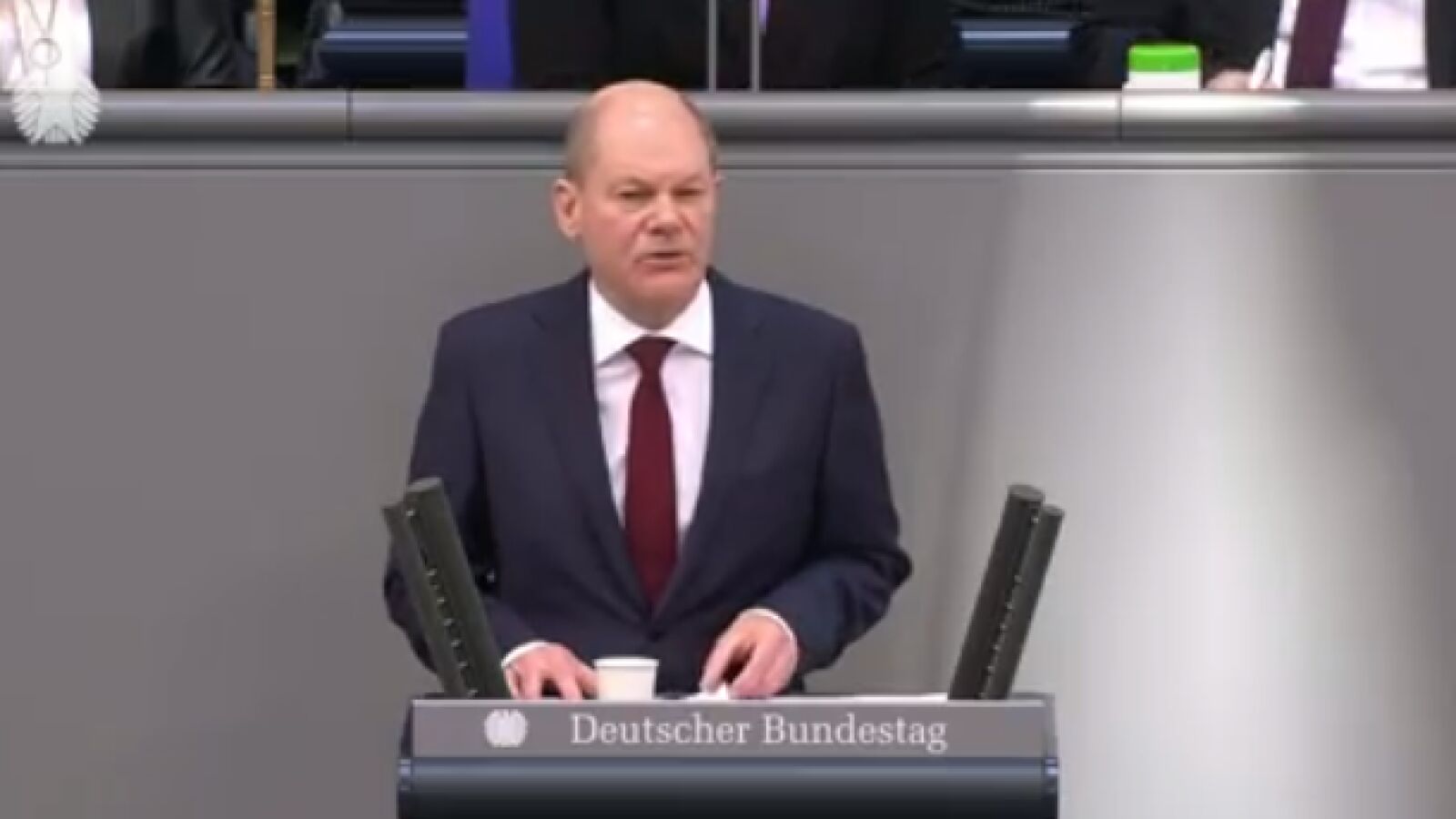 Alemania da un giro en Defensa, enviará armas a Ucrania e invertirá más de 100.000 millones de euros