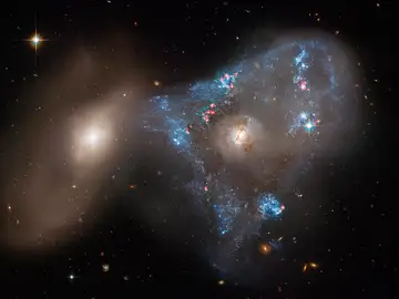 El telescopio Hubble capta una tormenta de estrellas provocada por el choque de dos galaxias El telescopio Hubble capta una tormenta de estrellas provocada por el choque de dos galaxias