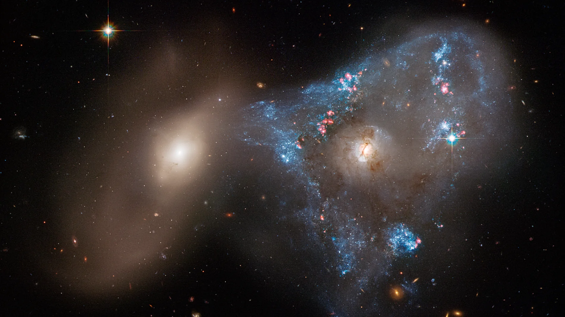 El telescopio Hubble capta una tormenta de estrellas provocada por el choque de dos galaxias