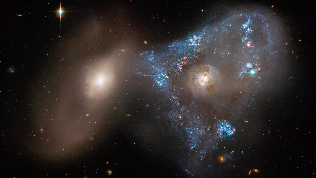 El telescopio Hubble capta una tormenta de estrellas provocada por el choque de dos galaxias