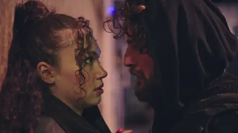 Han descubre que Rüya le está siguiendo: "Me persigues de día y de noche. Estoy harto de ti" Mejores momentos| Capítulo 64