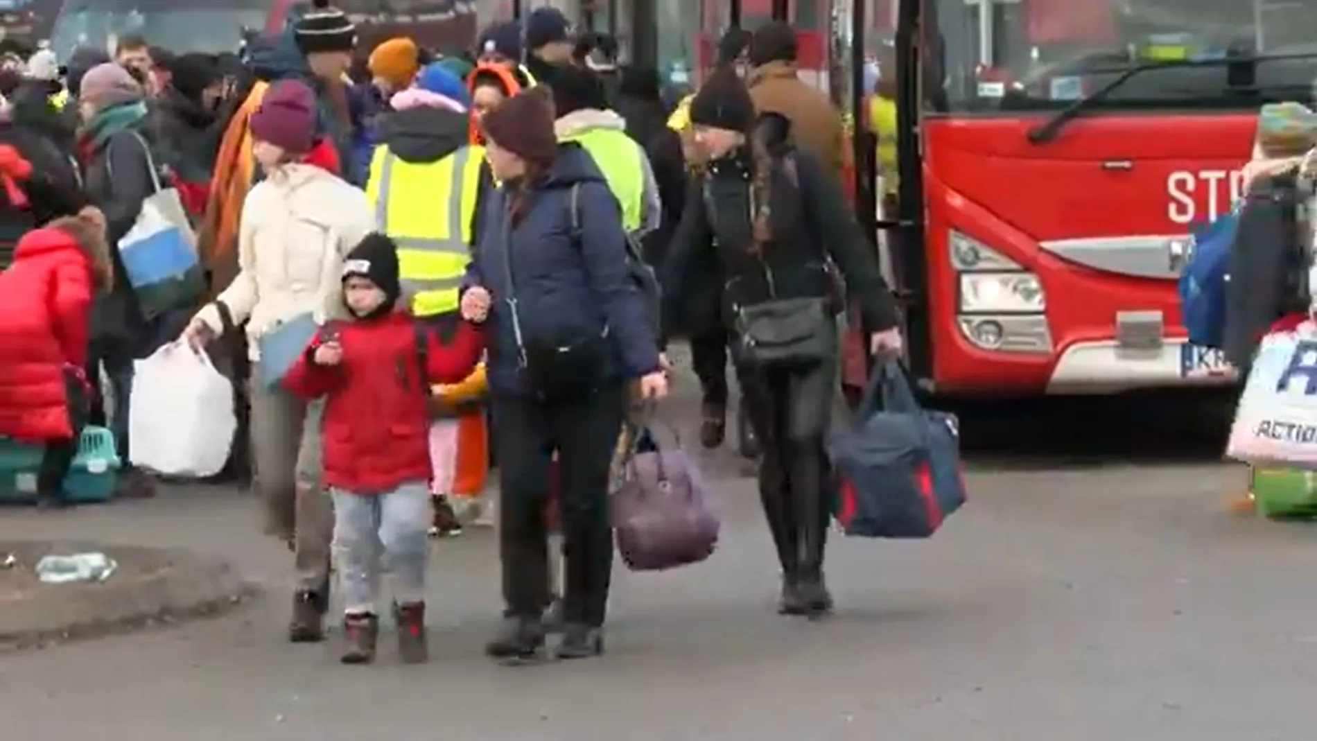 Miles de refugiados llegan a Polonia