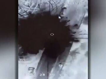 EL impactante momento en el que un dron destruye un lanzamisiles