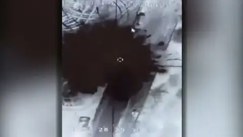 EL impactante momento en el que un dron destruye un lanzamisiles EL impactante momento en el que un dron destruye un lanzamisiles