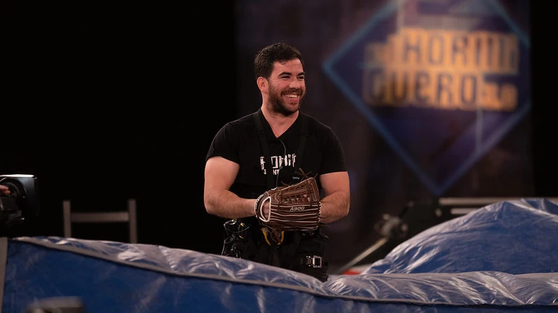 'Tiro al mono': un especialista cae desde nueve metros para recoger una pelota en el aire 'El Hormiguero 3.0'