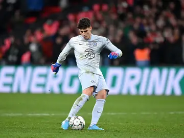 Surrealista episodio para Kepa en la final de la Carabao Cup: Entra para la tanda de penaltis y acaba fallando el decisivo Surrealista episodio para Kepa en la final de la Carabao Cup: Entra para la tanda de penaltis y acaba fallando el decisivo