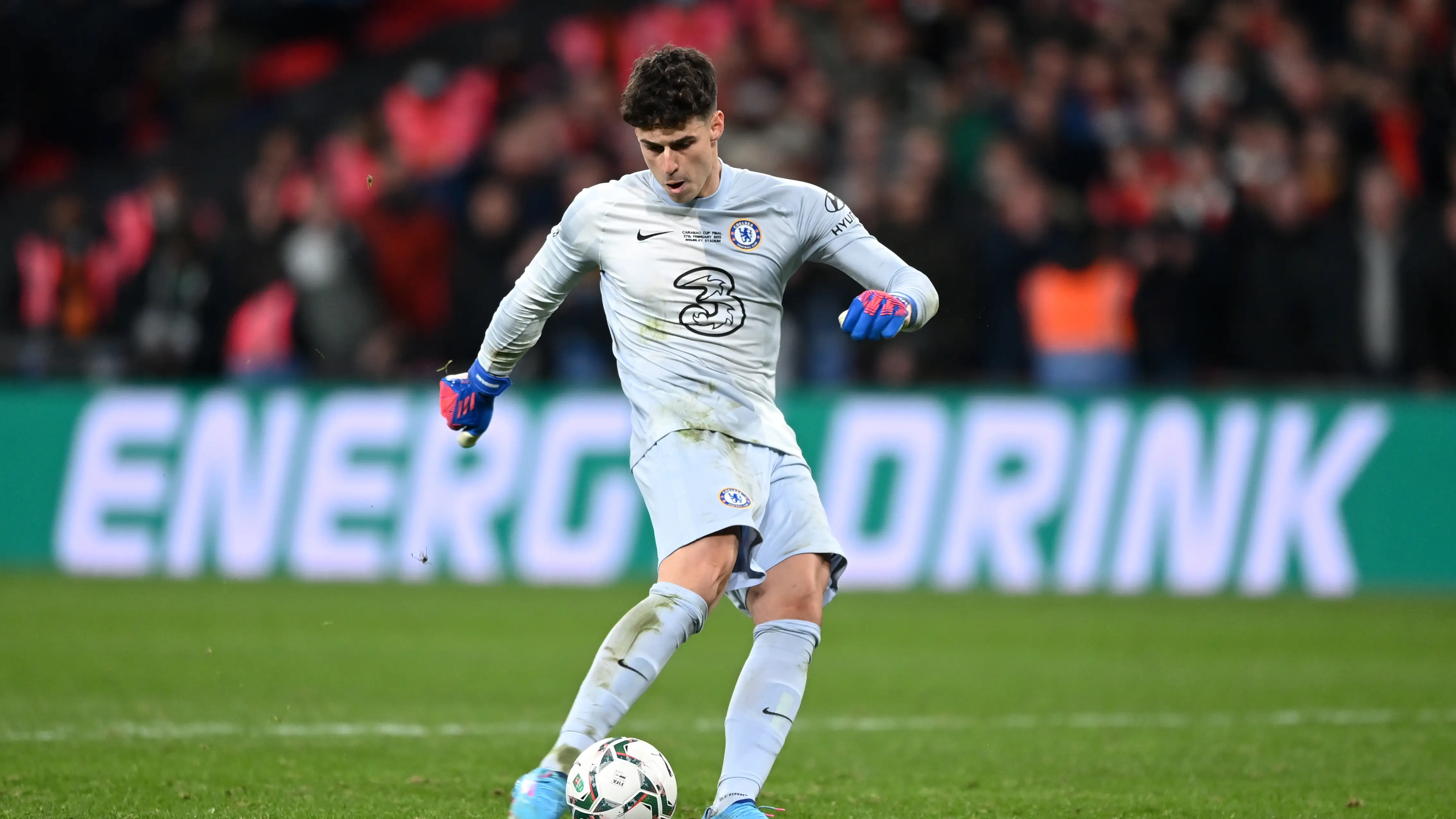 Surrealista episodio para Kepa en la final de la Carabao Cup: Entra para la tanda de penaltis y acaba fallando el decisivo