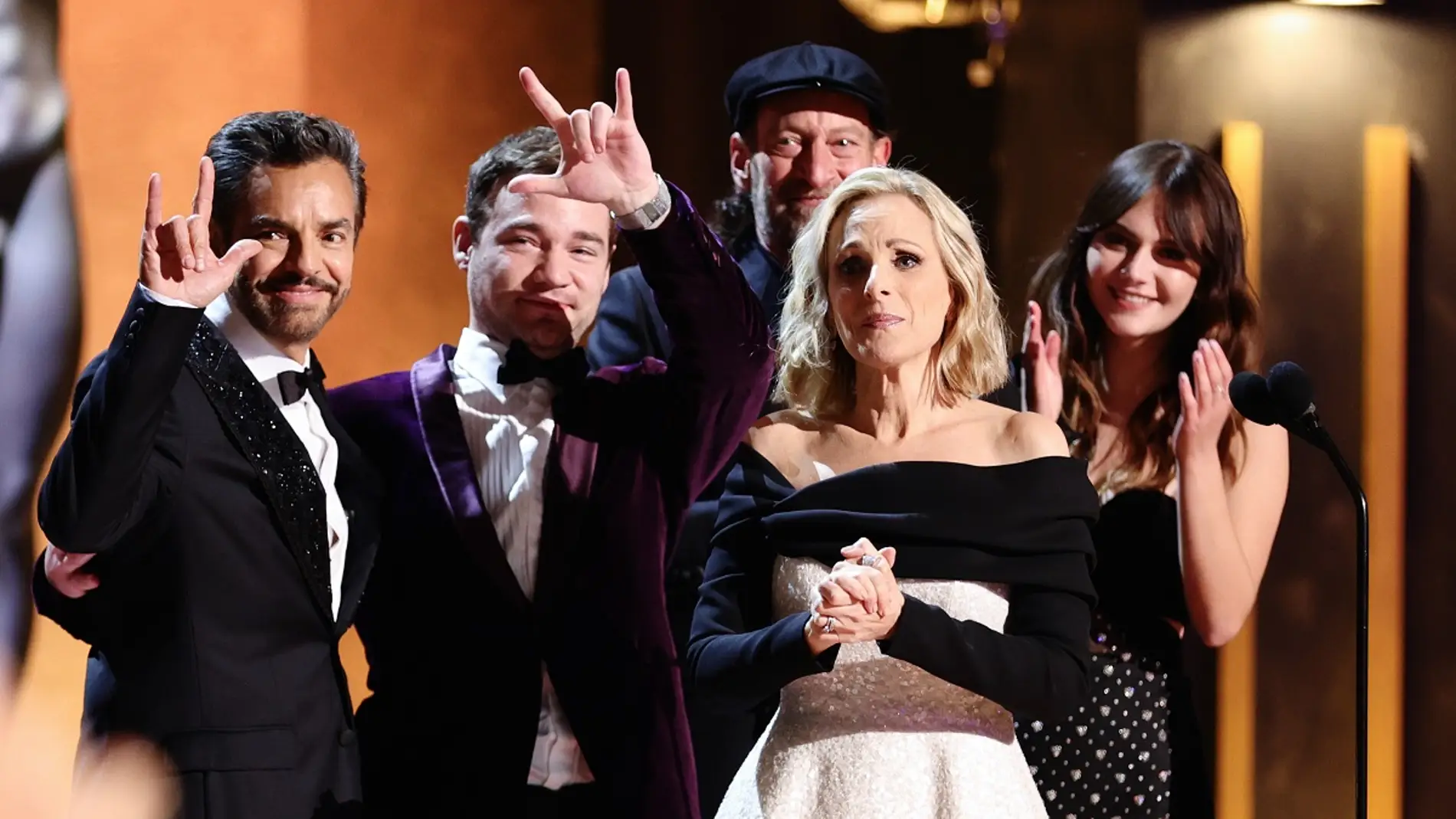 Elenco de la cinta CODA recibe su premio SAG y hace la seña de la lengua de señas que significa "te quiero"