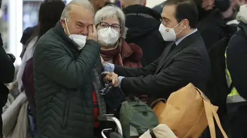 Españoles repatriados de Ucrania con el ministro de Exteriores Españoles repatriados de Ucrania con el ministro de Exteriores