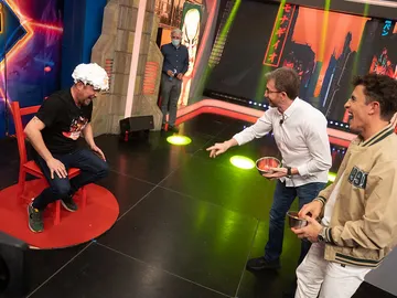 El Monaguillo presenta el mejor invento para mejorar la sonrisa… ¡con baile incluido! El Monaguillo presenta el mejor invento para mejorar la sonrisa… ¡con baile incluido!