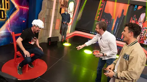 El Monaguillo presenta el mejor invento para mejorar la sonrisa… ¡con baile incluido! El Monaguillo presenta el mejor invento para mejorar la sonrisa… ¡con baile incluido!