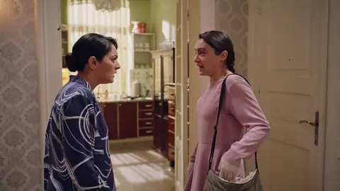 Gülben, emocionada, le enseña a Safiye su anillo de compromiso: "A pesar de todo, alguien me quiere. Es posible" Mejores momentos| Capítulo 64