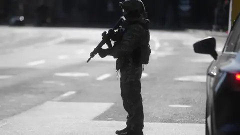 Un soldado ucraniano desplegado en Kiev Un soldado ucraniano desplegado en Kiev