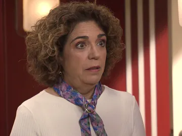 Tina, a punto de ser descubierta por la policía, toma una drástica decisión Tina, a punto de ser descubierta por la policía, toma una drástica decisión