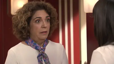 Tina, a punto de ser descubierta por la policía, toma una drástica decisión Tina, a punto de ser descubierta por la policía, toma una drástica decisión