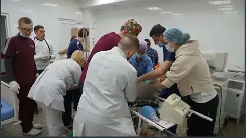 Las duras imágenes mientras intentan salvar a una niña en Ucrania Las duras imágenes mientras intentan salvar a una niña en Ucrania