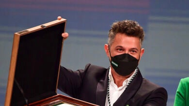 Un emocionado Alejandro Sanz es nombrado Hijo Predilecto de Andalucía y se lo dedica a sus padres