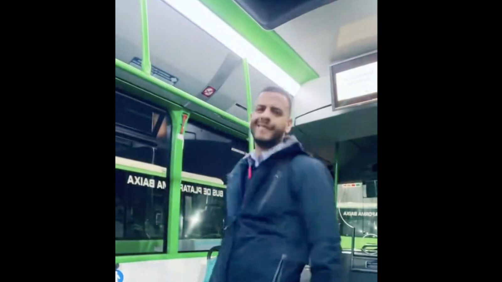 Un conductor de Vigo arrasa en TikTok bailando en su autobús el último éxito de Bad Bunny