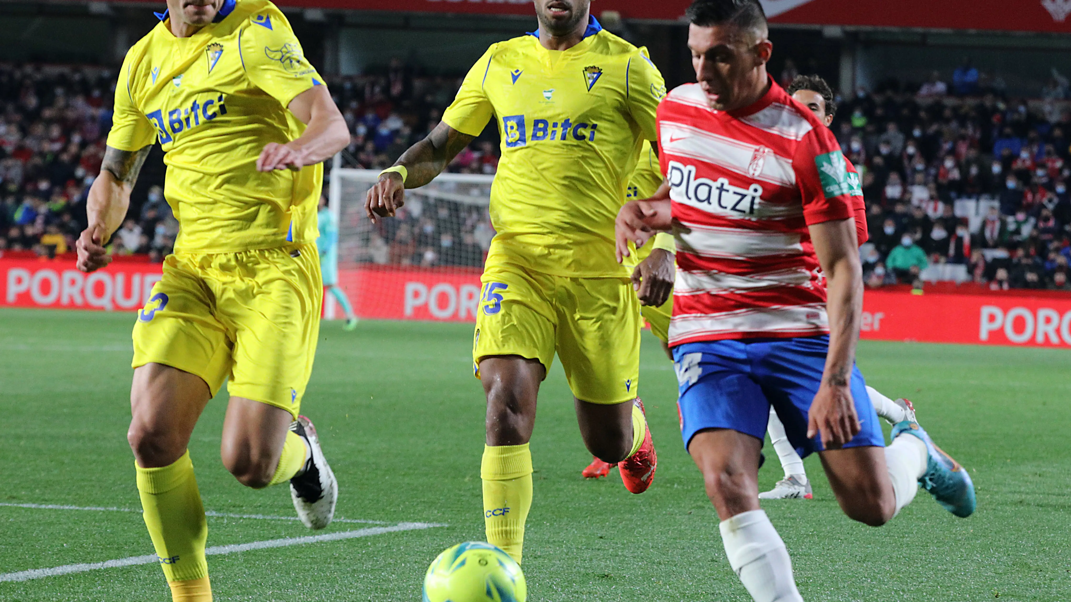 Carlos Akapo, en el centro, en el partido del C&aacute;diz contra el Granada