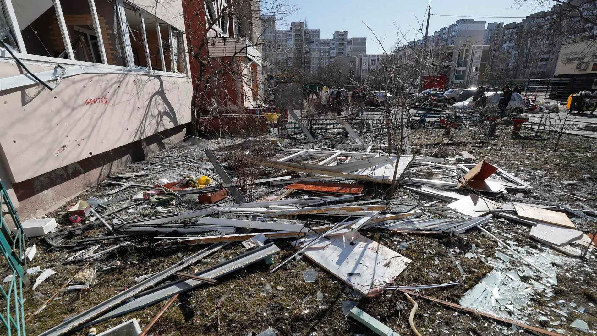 Las duras imágenes del impacto de un misil ruso en una zona residencial en Járkov