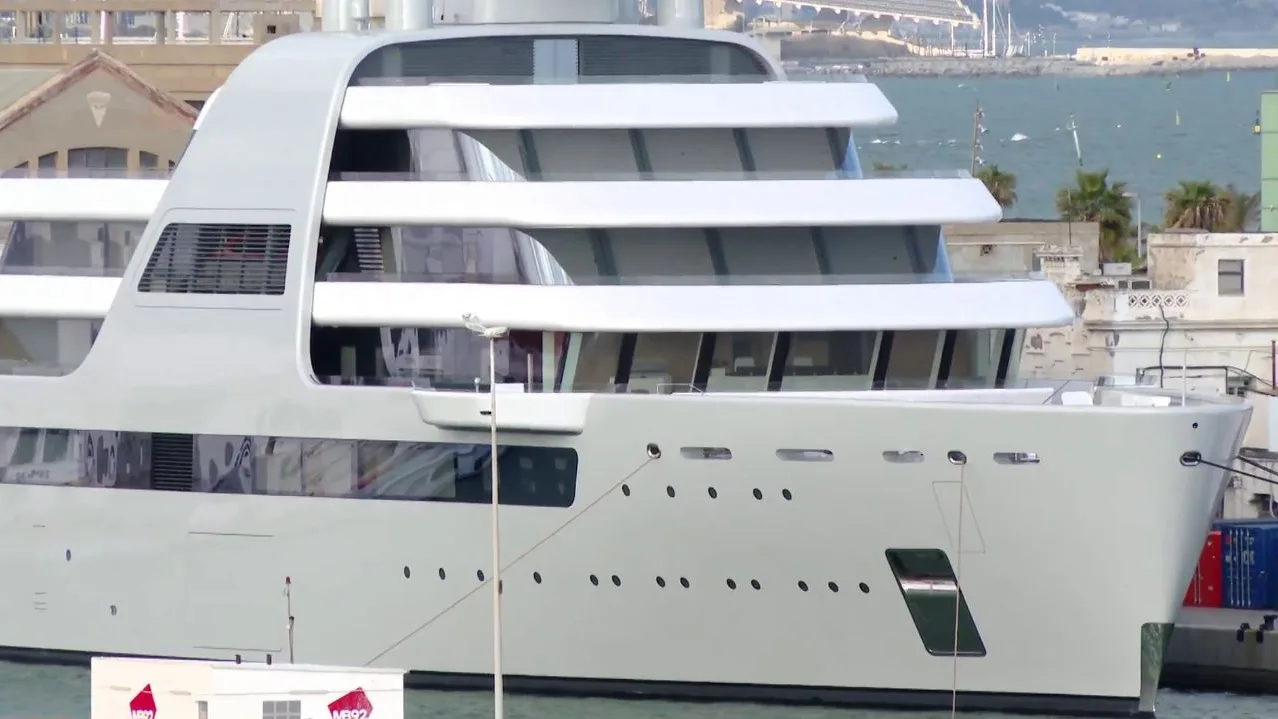 Yate de un oligarca ruso atracado e un puerto de Espa&ntilde;a
