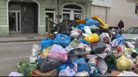 Basuras acumuladas en A Coruña Emergencia sanitaria en A Coruña por la acumulación de basuras en sus calles