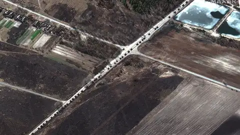 La imagen del convoy militar de Rusia que se dirige hacia Kiev La imagen del convoy militar de Rusia que se dirige hacia Kiev