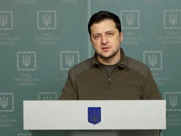 Zelenski pide estudiar el "cierre completo" del espacio aéreo a Rusia por la invasión de Ucrania