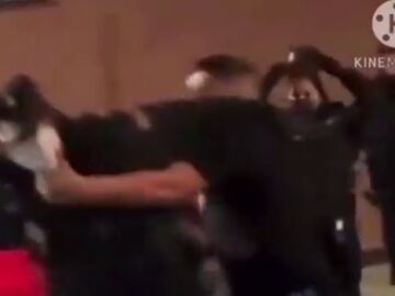 El vídeo de la agresión a dos policías nacionales agredidos durante una pelea en La Laguna, Tenerife