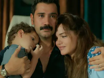 Züleyha, Yilmaz y Adnan, juntos por primera vez como una familia Züleyha, Yilmaz y Adnan, juntos por primera vez como una familia