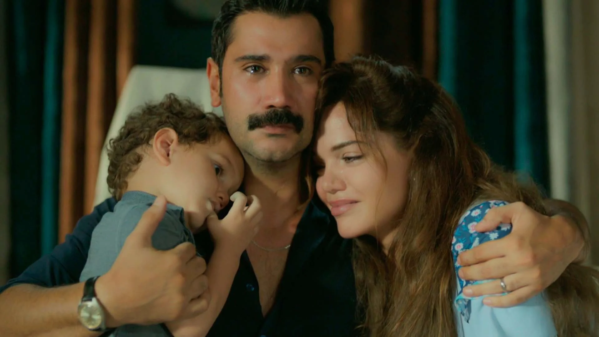 Züleyha, Yilmaz y Adnan, juntos por primera vez como una familia Züleyha, Yilmaz y Adnan, juntos por primera vez como una familia