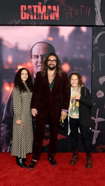 Jason Momoa con sus hijos Lola y Nakoa-Wolf en la premiere de 'The Batman' Jason Momoa con sus hijos Lola y Nakoa-Wolf en la premiere de 'The Batman'