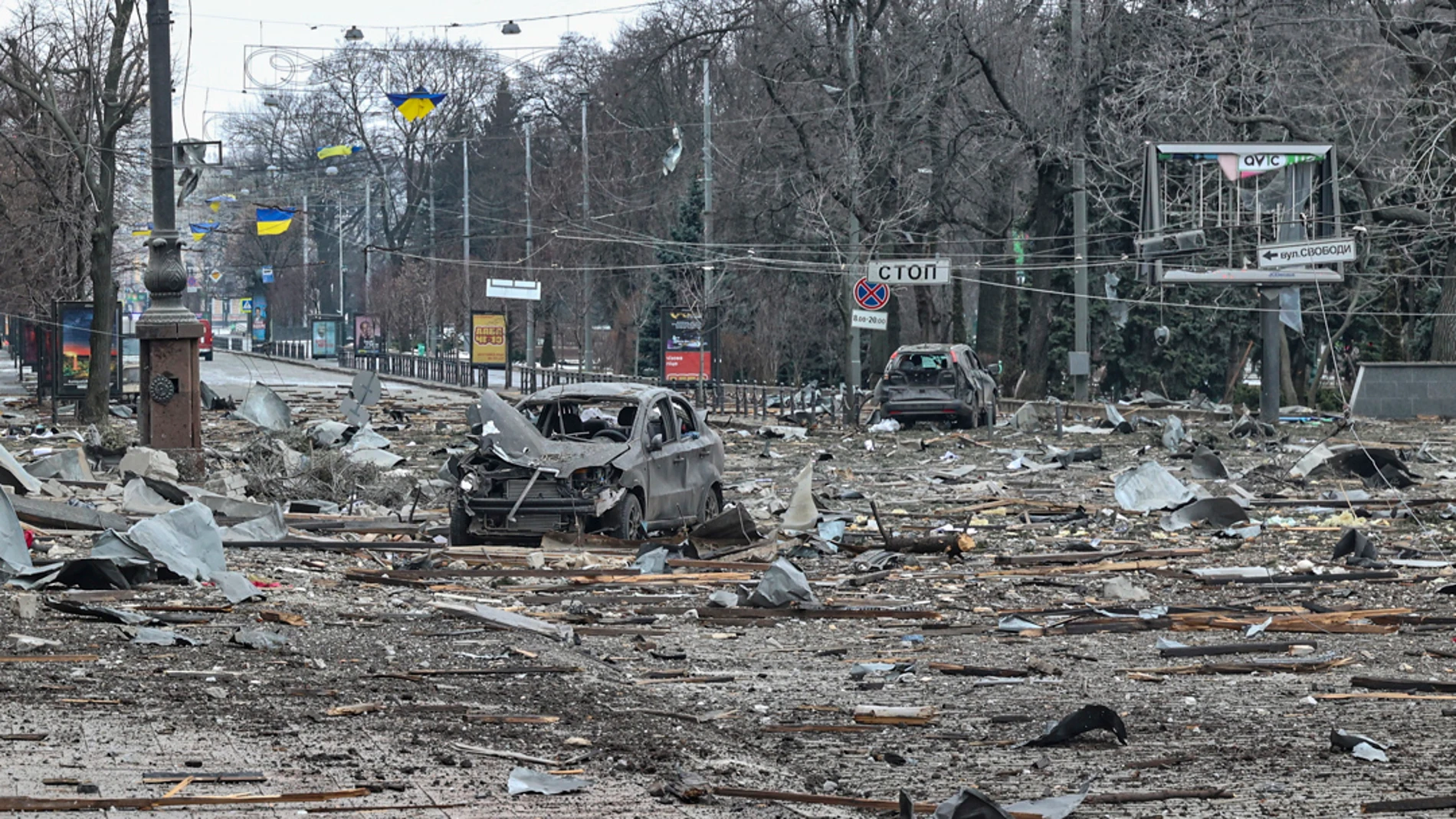 Vista de una calle tras un bombardeo ruso en Járkov, Ucrania