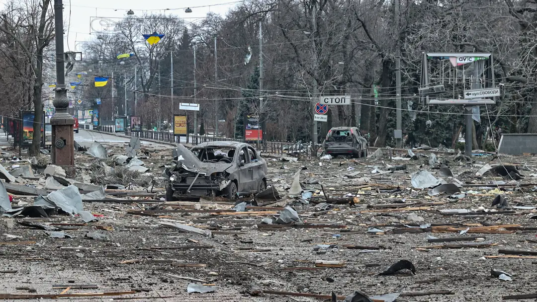 Vista de una calle tras un bombardeo ruso en Járkov, Ucrania Vista de una calle tras un bombardeo ruso en Járkov, Ucrania