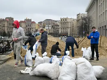  Unos hombres preparan sacos terreros para colocarlos a modo de barricadas en la plaza de la Independencia de Kiev (Maidán) en Ucrania