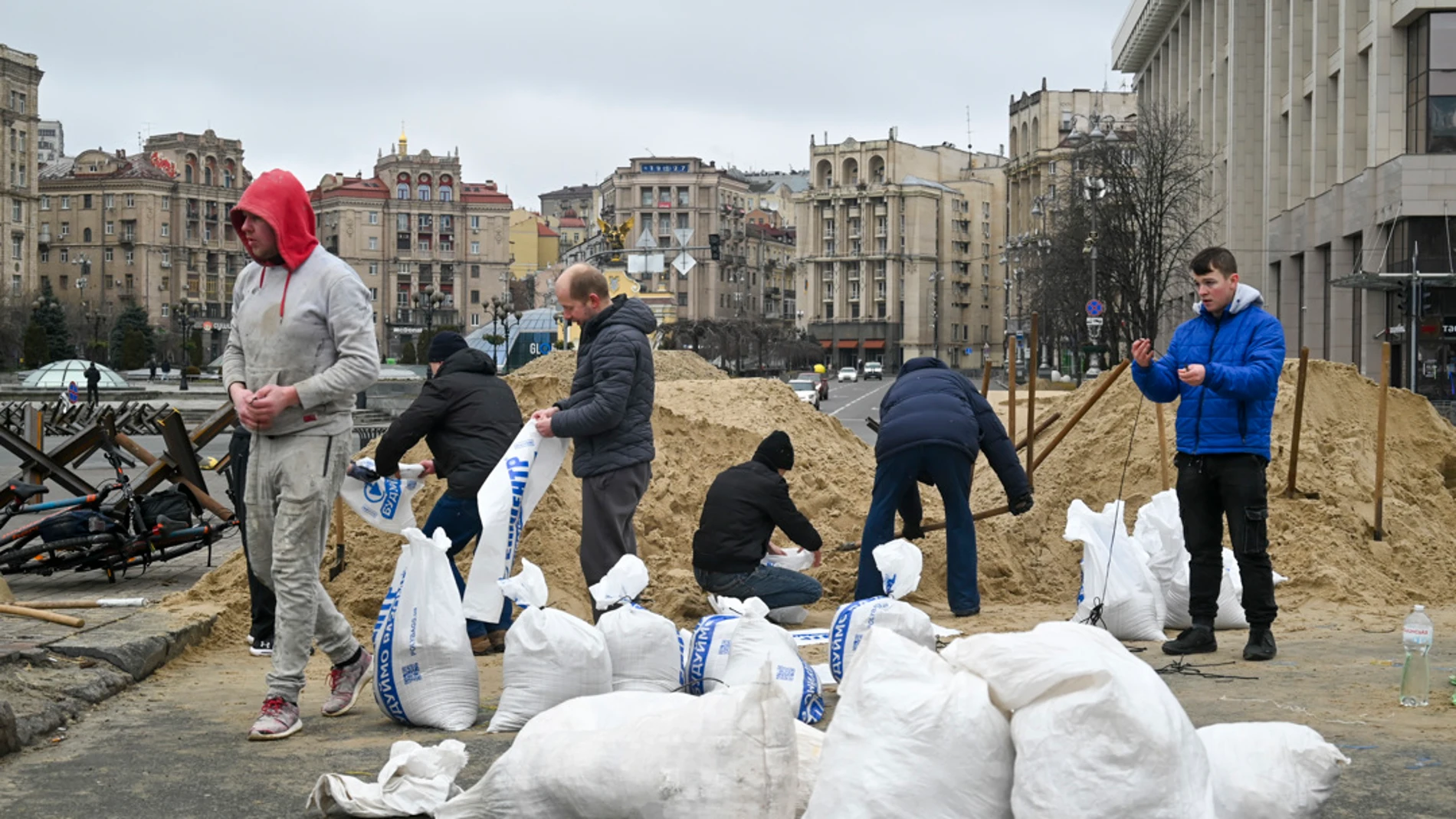  Unos hombres preparan sacos terreros para colocarlos a modo de barricadas en la plaza de la Independencia de Kiev (Maidán) en Ucrania