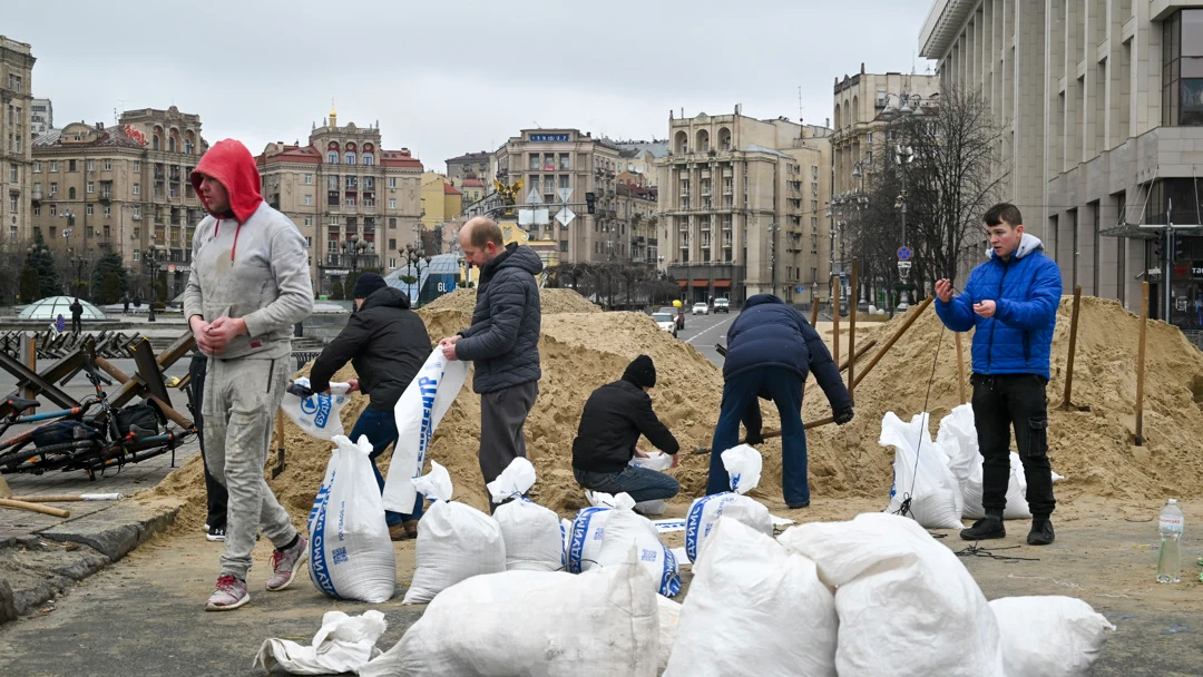 Unos hombres preparan sacos terreros para colocarlos a modo de barricadas en la plaza de la Independencia de Kiev (Maidán) en Ucrania Unos hombres preparan sacos terreros para colocarlos a modo de barricadas en la plaza de la Independencia de Kiev (Maidán) en Ucrania
