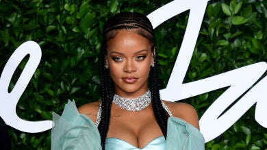 Rihanna sorprende con un increíble posado en ropa interior ocho meses después de dar a luz