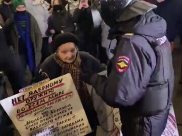 Así ha detenido la policía de Putin a Yelena Osipova, superviviente de 92 de la segunda guerra mundial