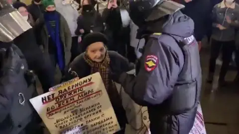 Así ha detenido la policía de Putin a Yelena Osipova, superviviente de 92 de la segunda guerra mundial Así ha detenido la policía de Putin a Yelena Osipova, superviviente de 92 de la segunda guerra mundial