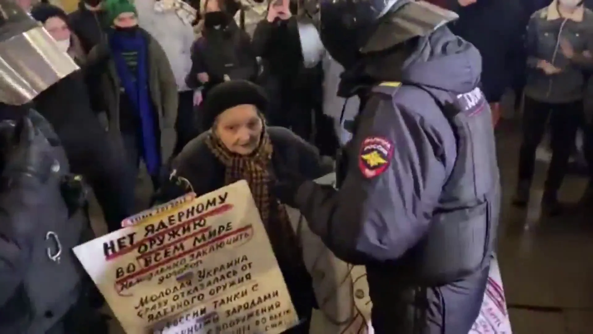 Así ha detenido la policía de Putin a Yelena Osipova, superviviente de 92 de la segunda guerra mundial Así ha detenido la policía de Putin a Yelena Osipova, superviviente de 92 de la segunda guerra mundial