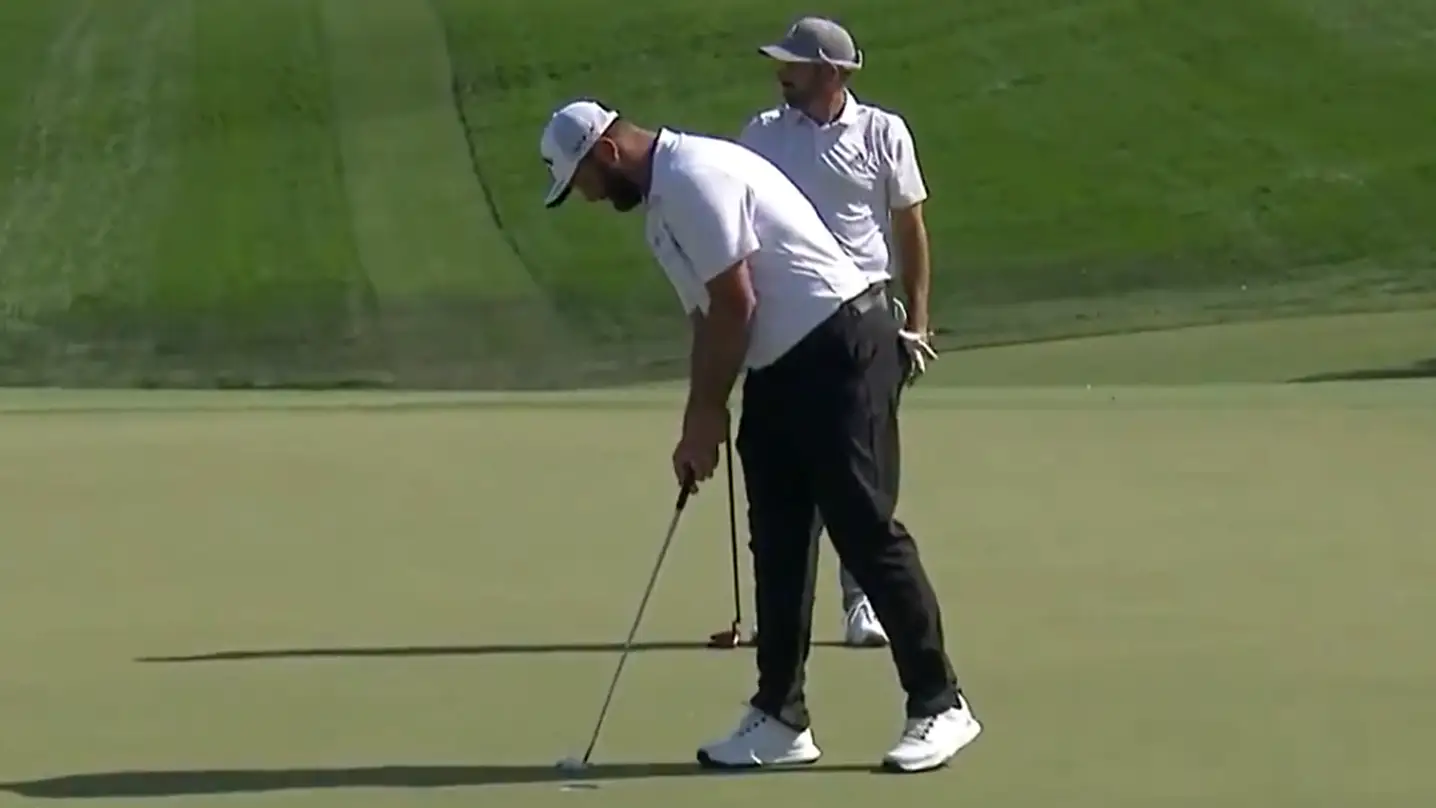 Jon Rahm demuestra que es humano y falla una bola a 2 centímetros de la bandera Jon Rahm demuestra que es humano y falla una bola a 2 centímetros de la bandera